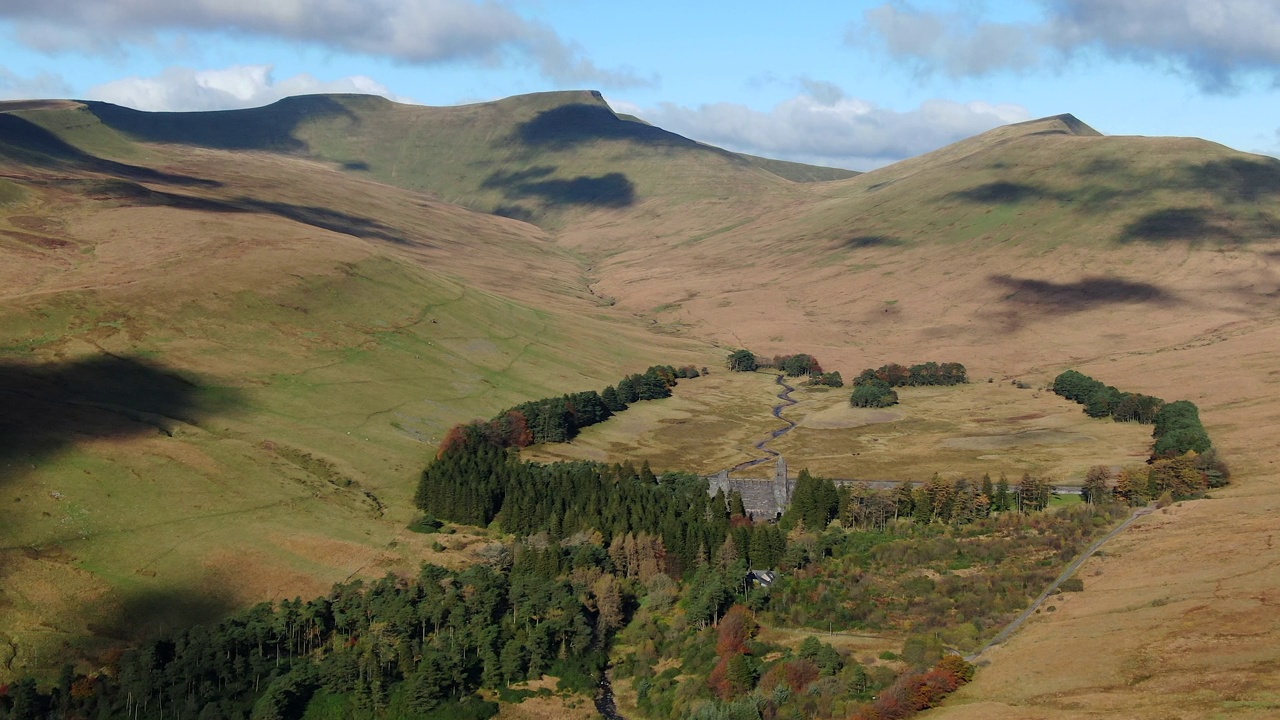 空中的玉米Du, Pen-y-Fan和Cribyn山峰，布雷肯信标国家公园，威尔士，英国视频素材