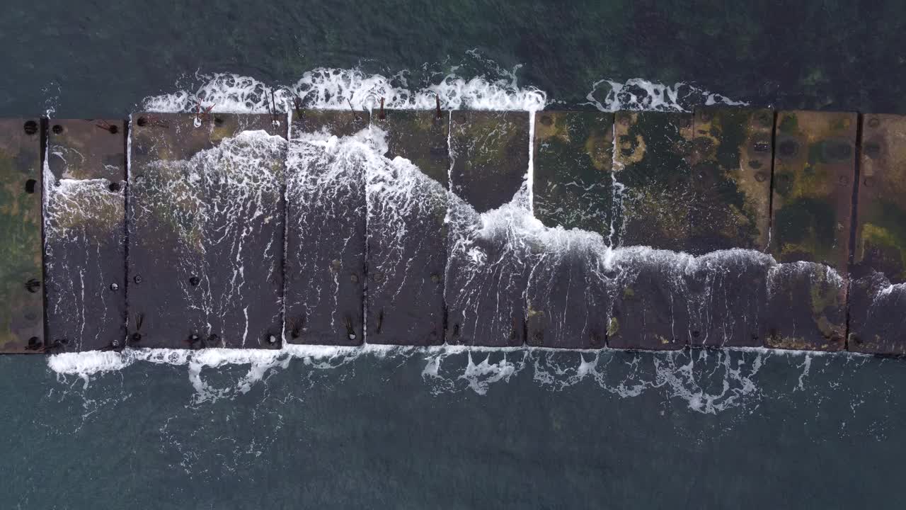 防波堤的无人机航拍图。海上防波堤，一堆混凝土碎浪视频素材