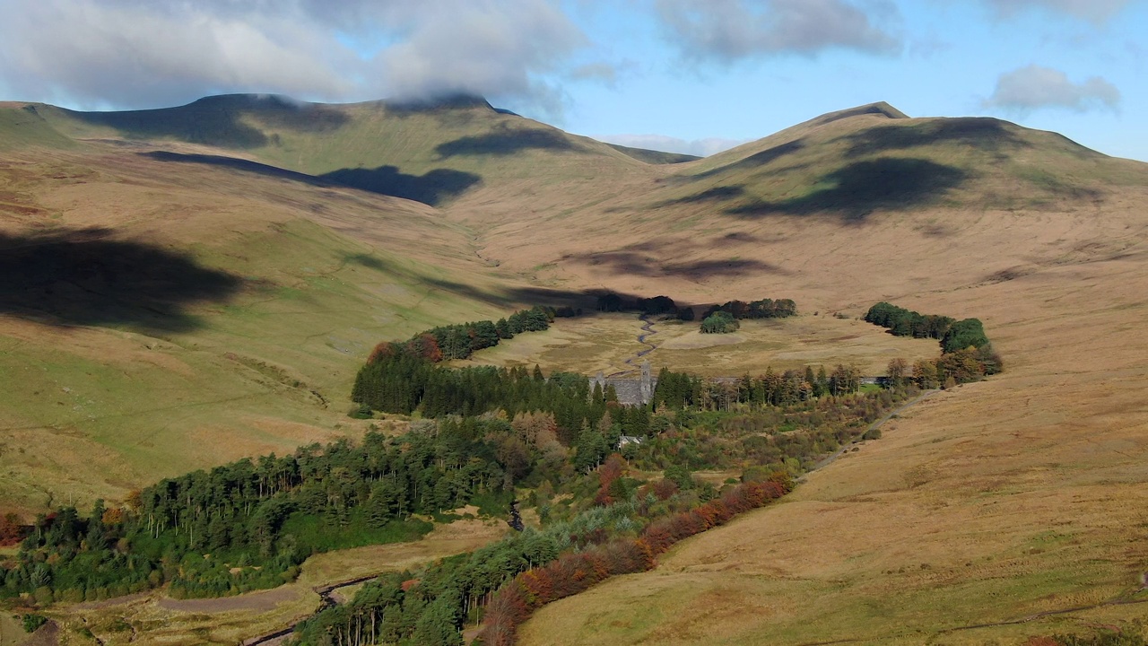 空中的玉米Du, Pen-y-Fan和Cribyn山峰，布雷肯信标国家公园，威尔士，英国视频素材