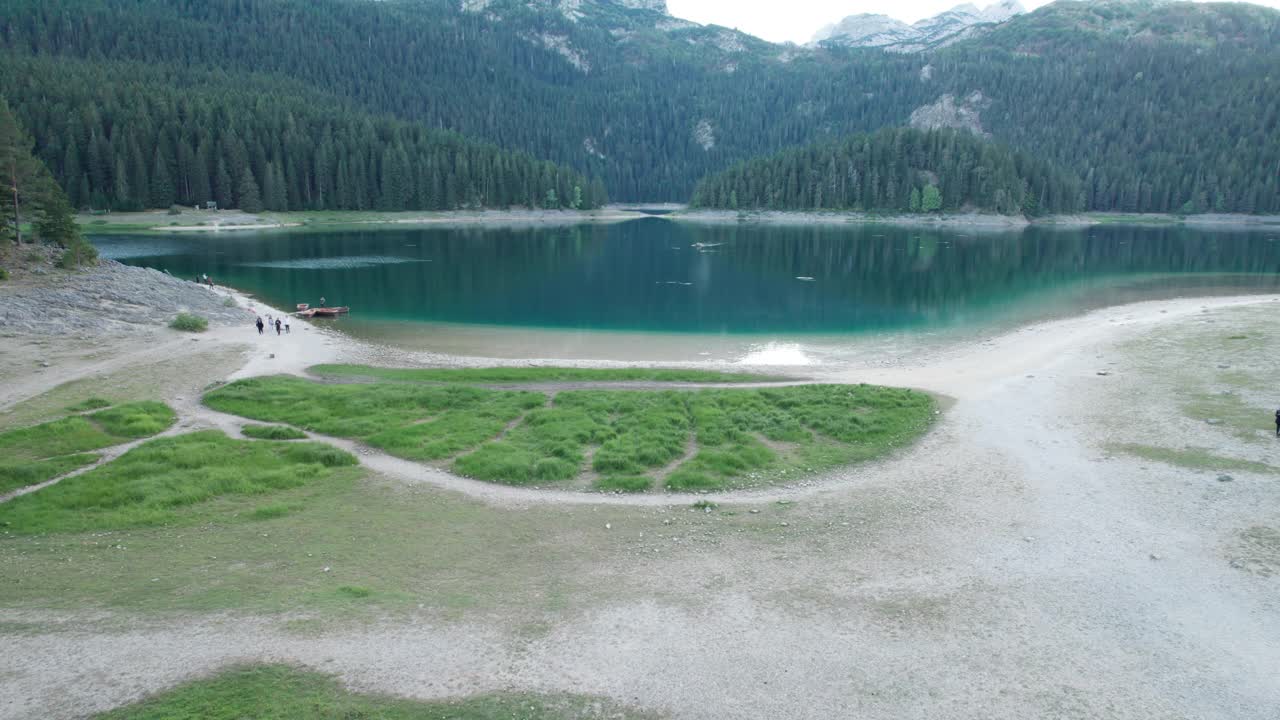 鸟瞰黑山的黑湖，杜米特公园的山视频素材