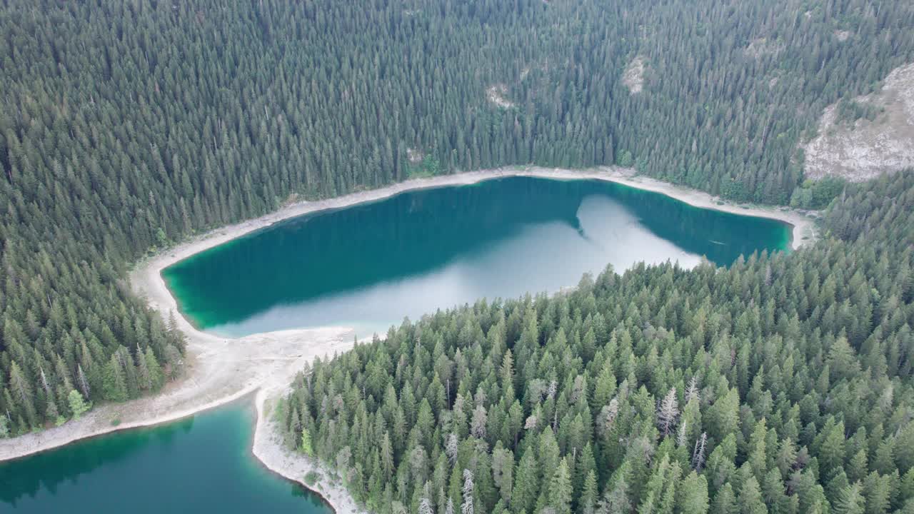 鸟瞰黑山的黑湖，杜米特公园的山视频素材