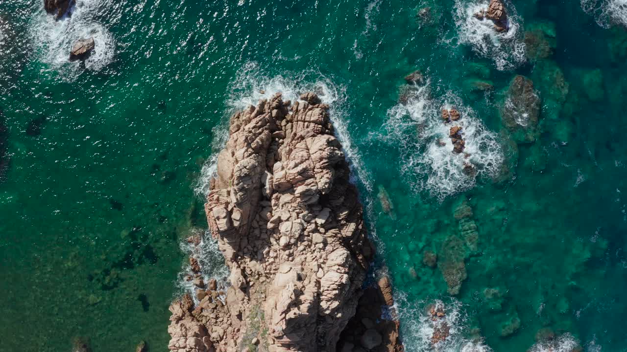 无人机航拍，海浪撞击岩石海岸。悬崖下降视图视频素材