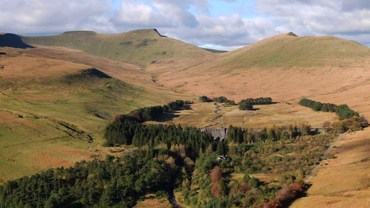 Talybont水库和山区景观，布雷肯信标国家公园，威尔士，英国视频素材