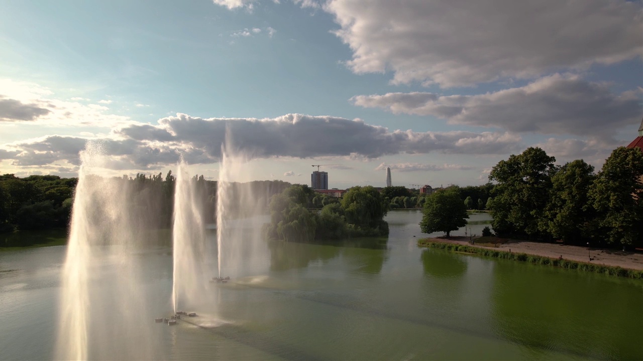 飞过公园的池塘，Malmö，瑞典视频素材