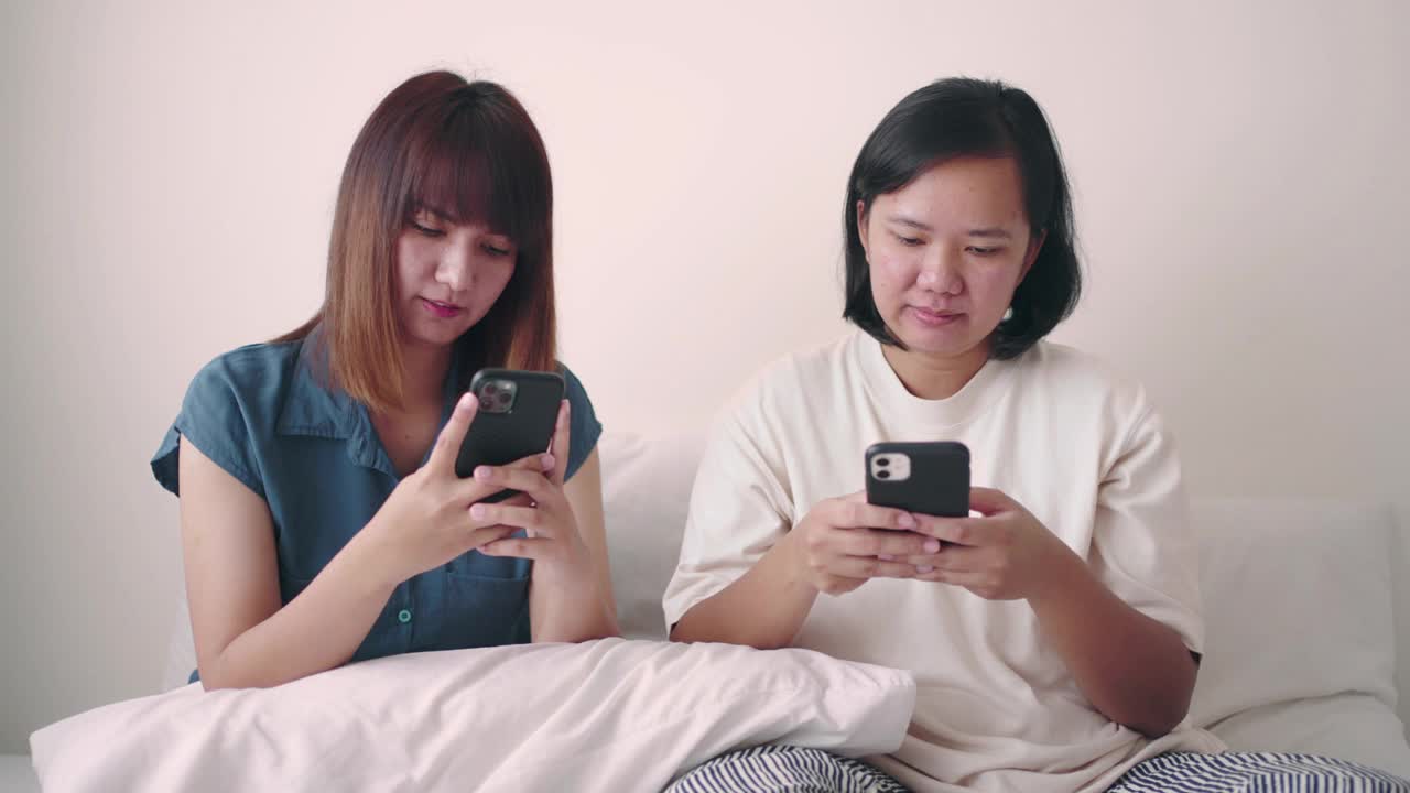 女人在卧室里用智能手机视频素材
