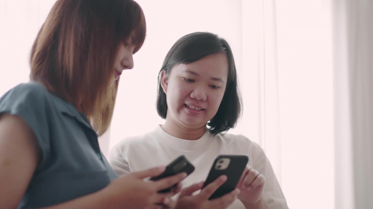 女性朋友与智能手机的快乐时刻视频素材