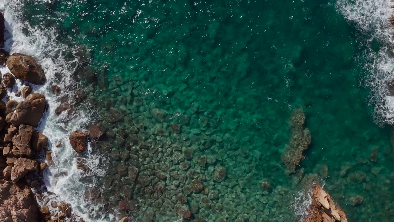 无人机航拍，海浪撞击岩石海岸。悬崖下降视图视频素材