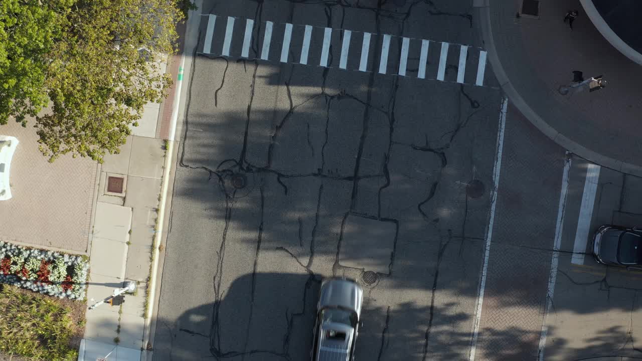 旋转和缩小镜头的汽车行驶在道路上的T路段的城市视频素材