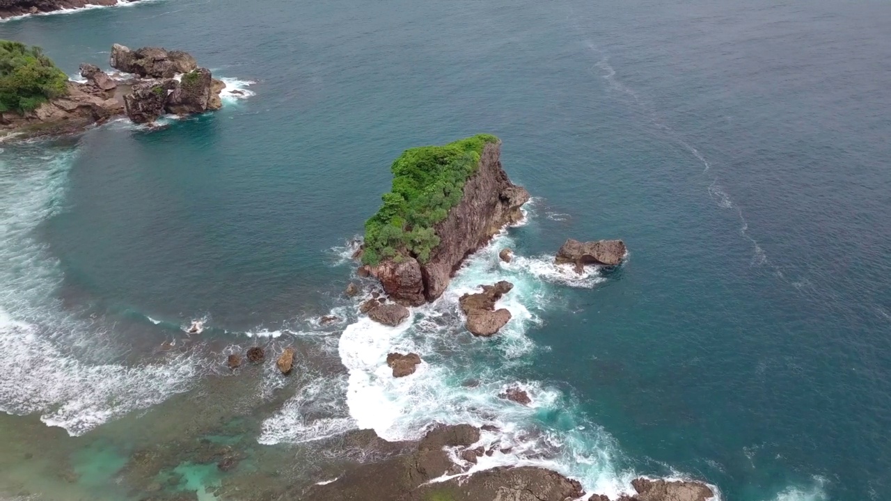 航拍海滩，珊瑚岛被海浪击中视频素材