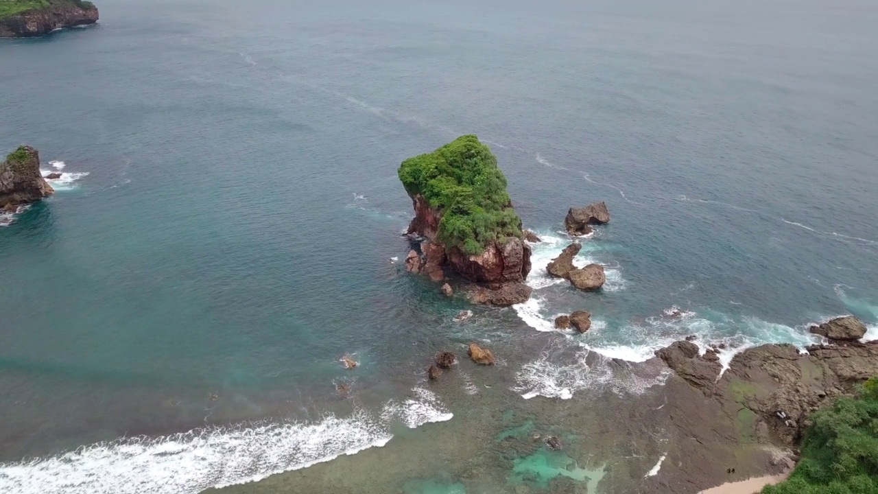 航拍热带海滩，珊瑚岛被海浪击中视频素材