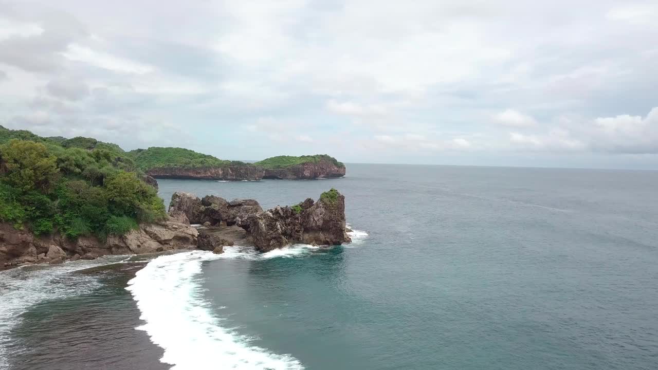 无人机拍摄的热带海滩上的珊瑚礁被热带海滩的海浪击中视频素材