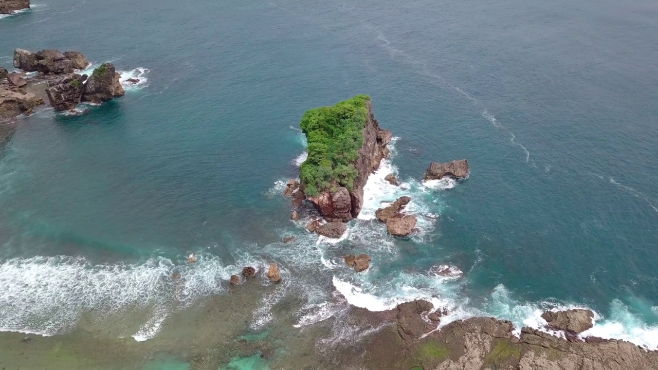 航拍海滩，珊瑚岛被海浪击中视频素材