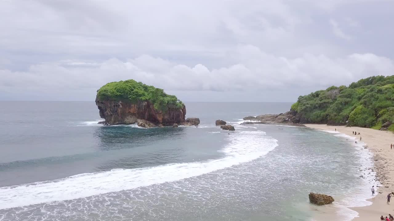 无人机拍摄的热带海滩上的珊瑚礁被海浪击中视频素材