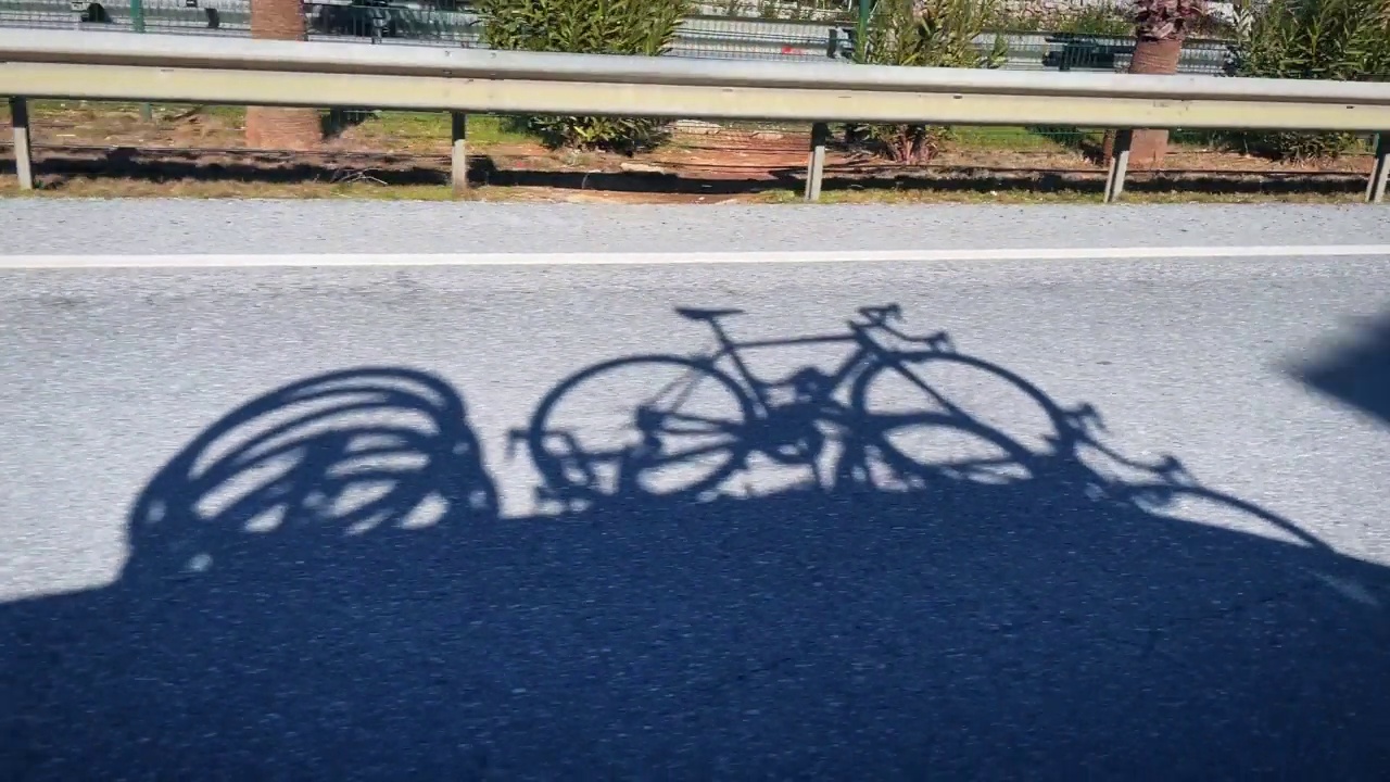 汽车的轮廓在高速公路上行驶，车顶上有自行车。汽车和自行车的影子视频素材