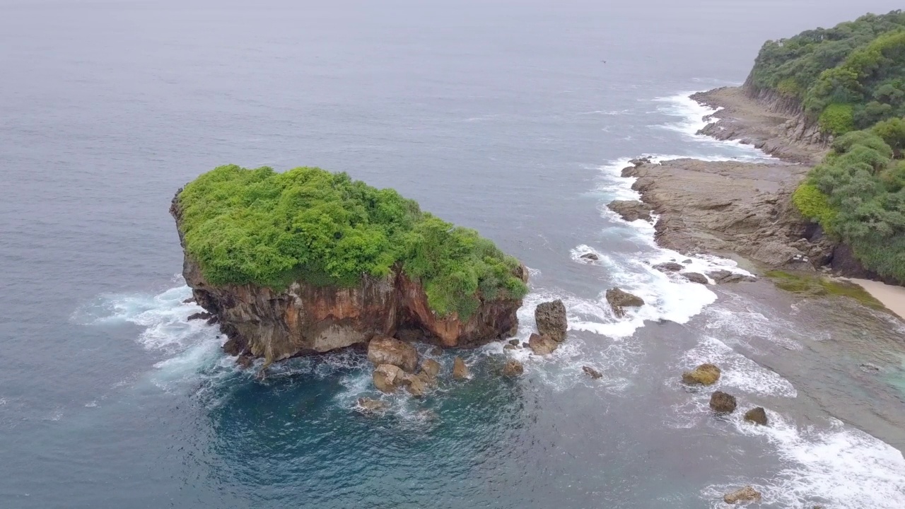 航拍海滩，珊瑚岛被海浪击中视频素材