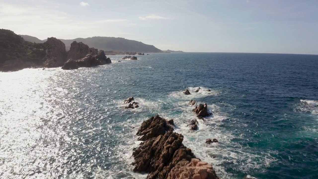 无人机航拍，海浪撞击岩石海岸。悬崖下降视图视频素材