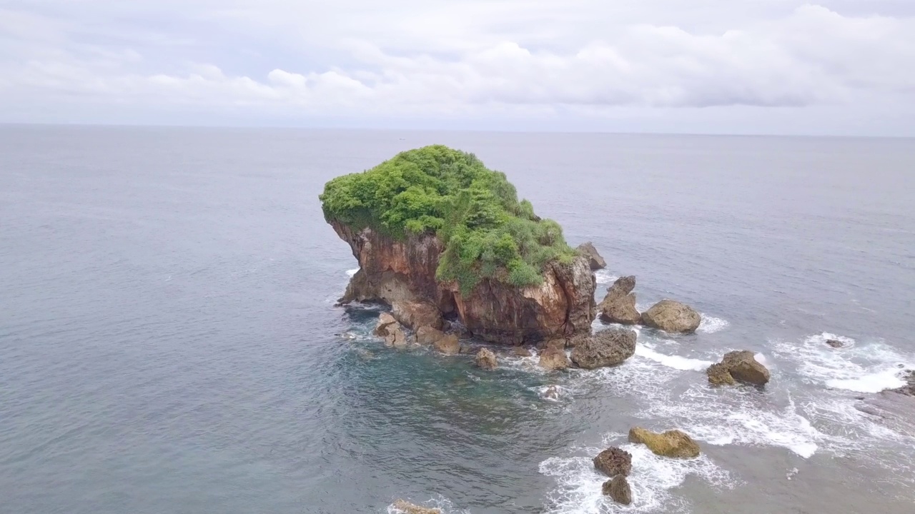 航拍的珊瑚岛在海上被海浪击中。视频素材