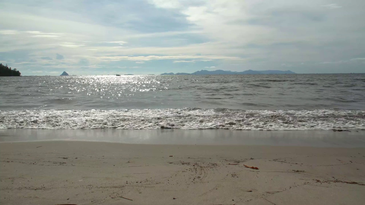 海滩上的风景很美。海浪拍打着海岸视频素材