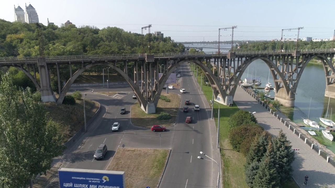 沿着堤岸的道路。汽车沿着大城市的路堤行驶。在一个大城市的河堤上视频素材