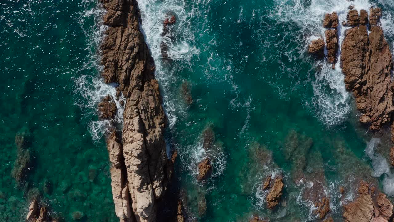 无人机航拍，海浪撞击岩石海岸。悬崖下降视图视频素材