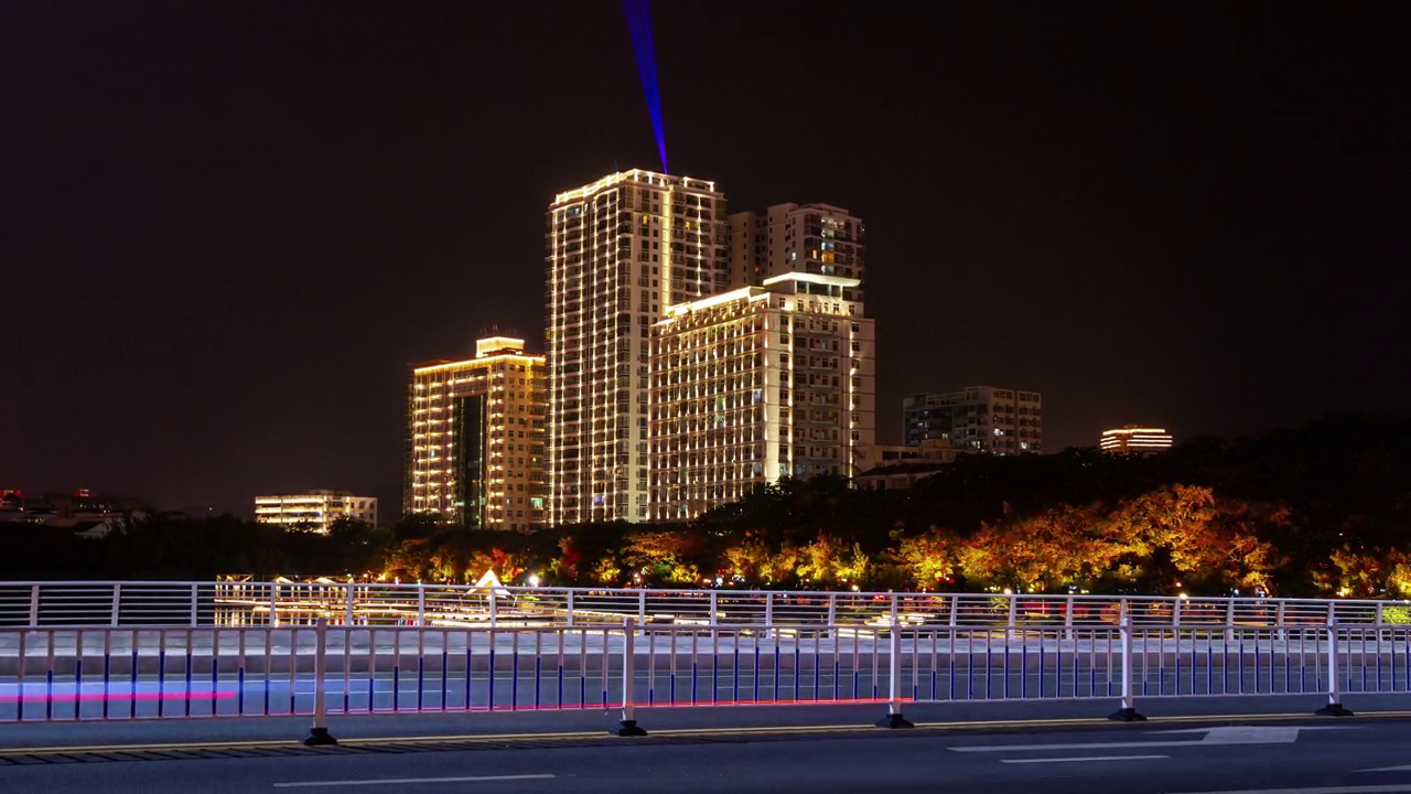 夜晚的时间照明三亚交通街道公寓综合体全景4k海南岛中国视频素材