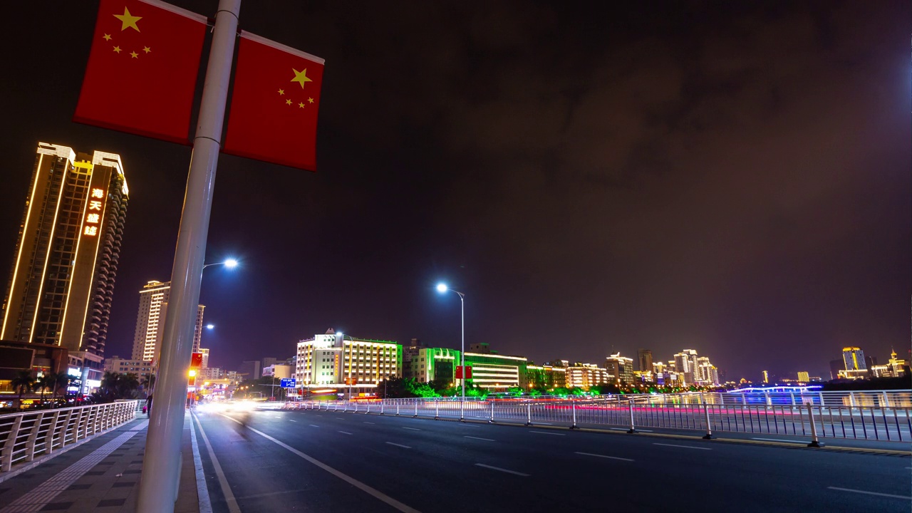 夜晚的时间照明三亚滨江湾交通街道大桥全景4k海南岛中国视频素材