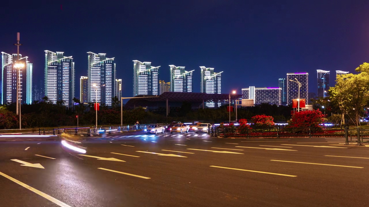 夜晚的时间照明三亚交通街道公寓综合体全景4k海南岛中国视频素材