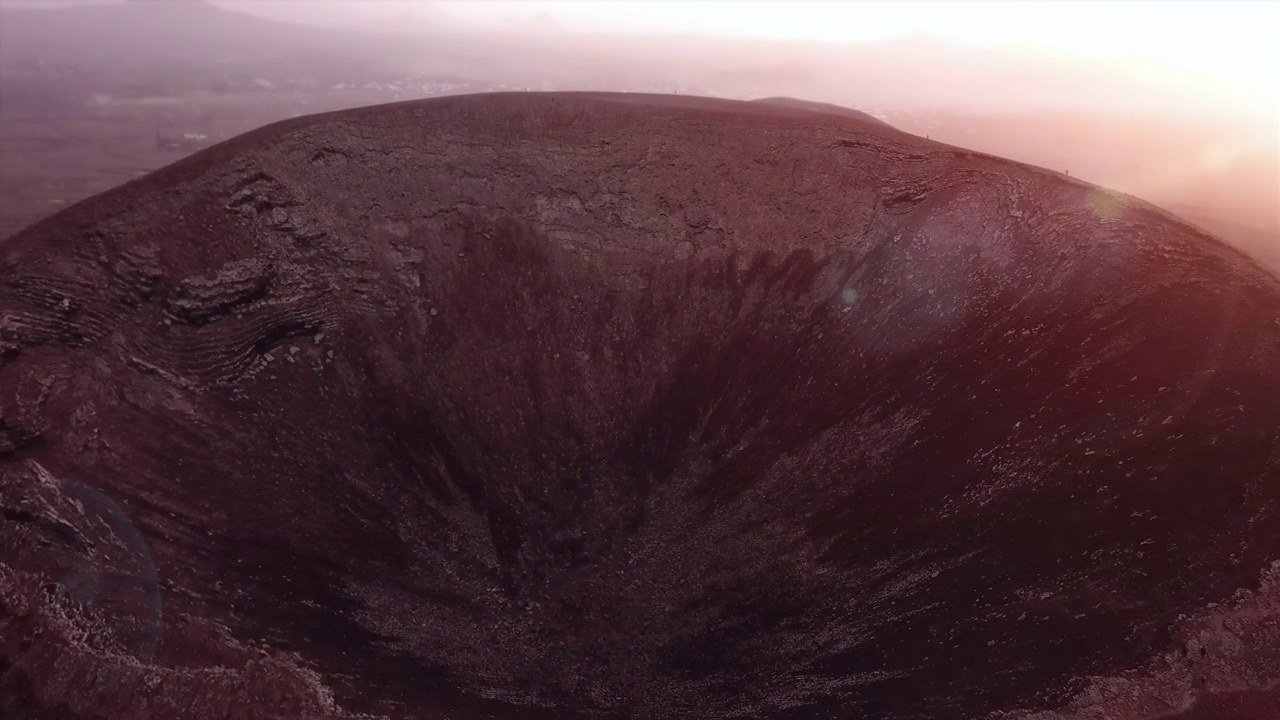 空中拍摄火山口日落——加那利群岛——富埃特文图拉视频下载