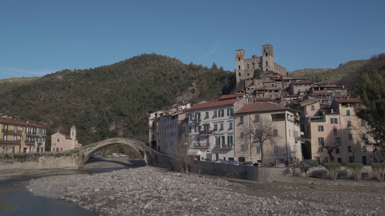 Dolceacqua，意大利利古里亚的历史小镇。迪多利亚Castello Dei Doria中世纪古堡建筑。视频素材