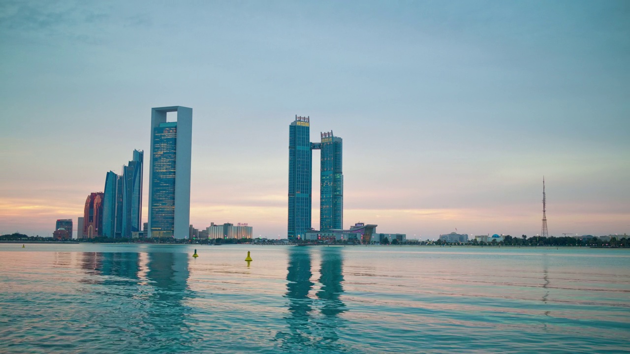 日落阿布达比滨海海湾滨海海滩市中心全景4k时间推移视频素材