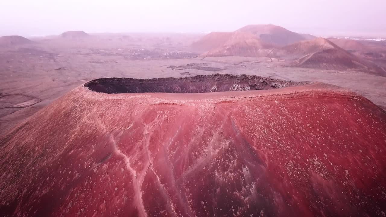 空中拍摄火山口日落——加那利群岛——富埃特文图拉视频下载