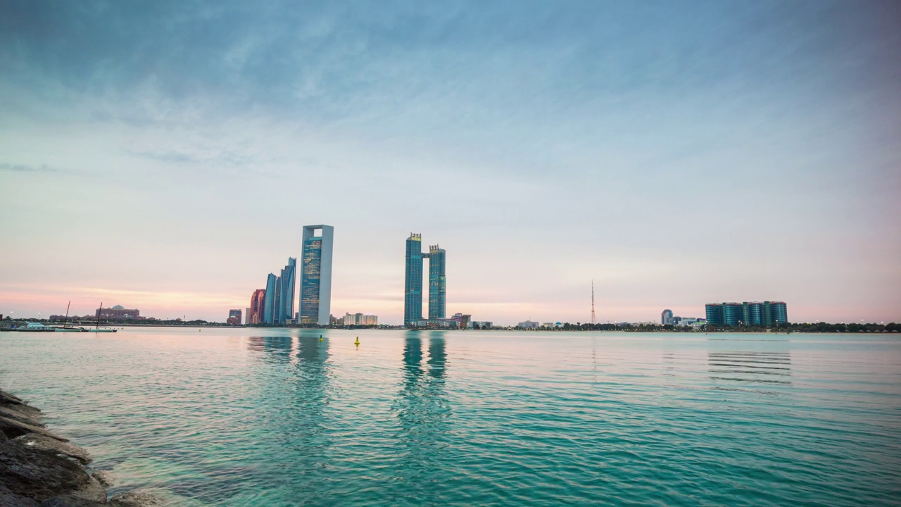 阿布扎比日落天空滨海湾滨海长廊全景，4k时间间隔阿联酋视频素材