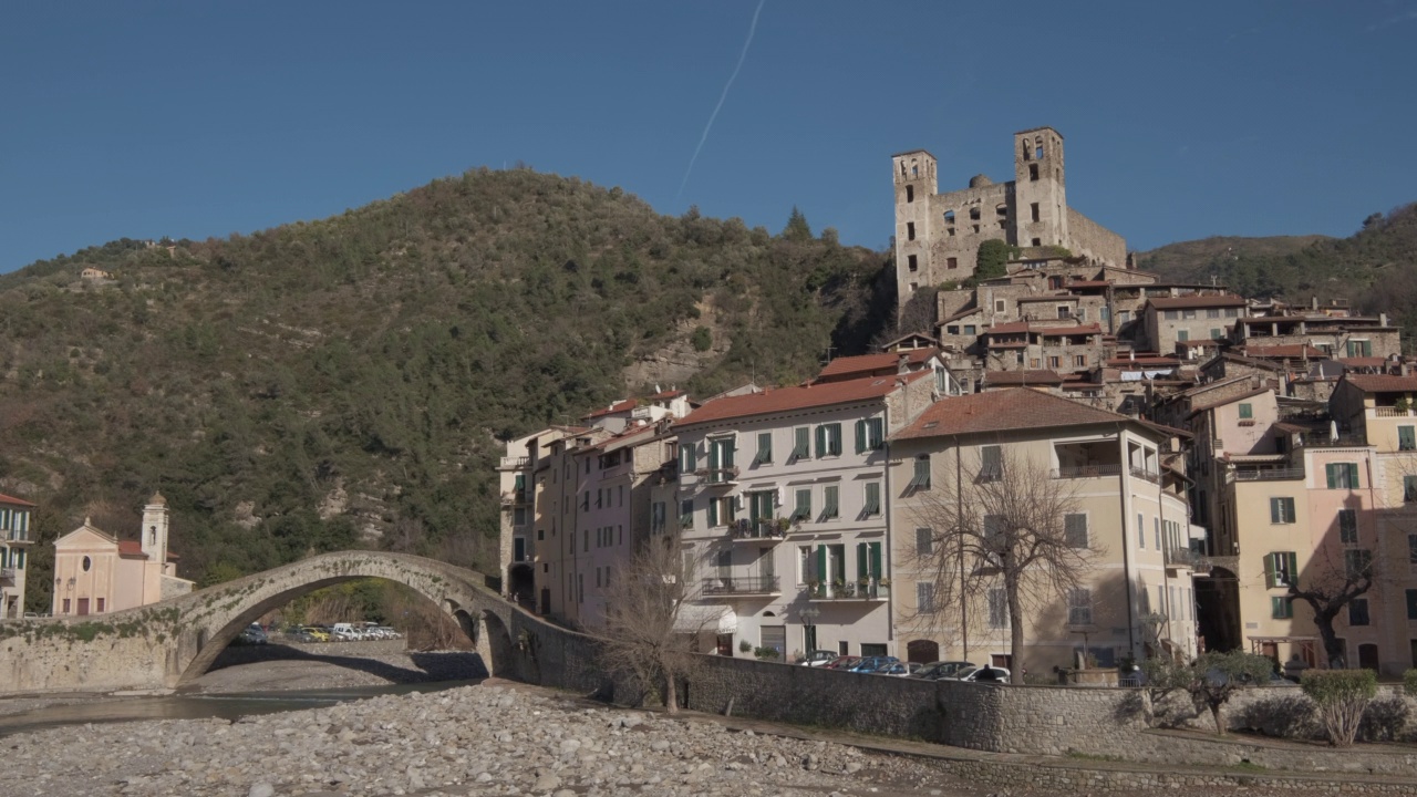 Dolceacqua，意大利利古里亚的历史小镇。迪多利亚Castello Dei Doria中世纪古堡建筑。视频素材