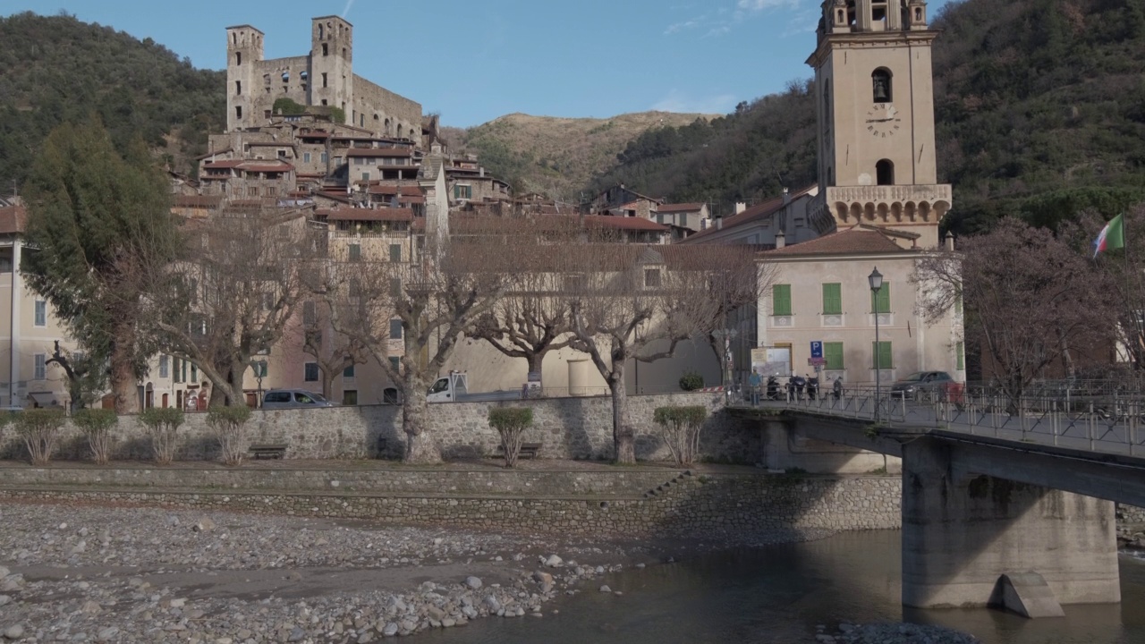 Dolceacqua，意大利利古里亚的历史小镇。迪多利亚Castello Dei Doria中世纪古堡建筑。视频素材