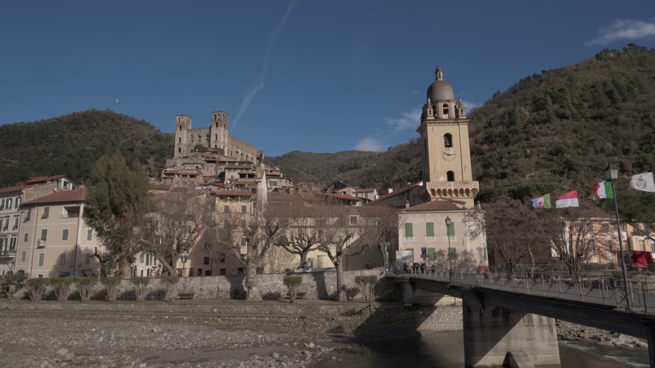 Dolceacqua，意大利利古里亚的历史小镇。迪多利亚Castello Dei Doria中世纪古堡建筑。视频素材