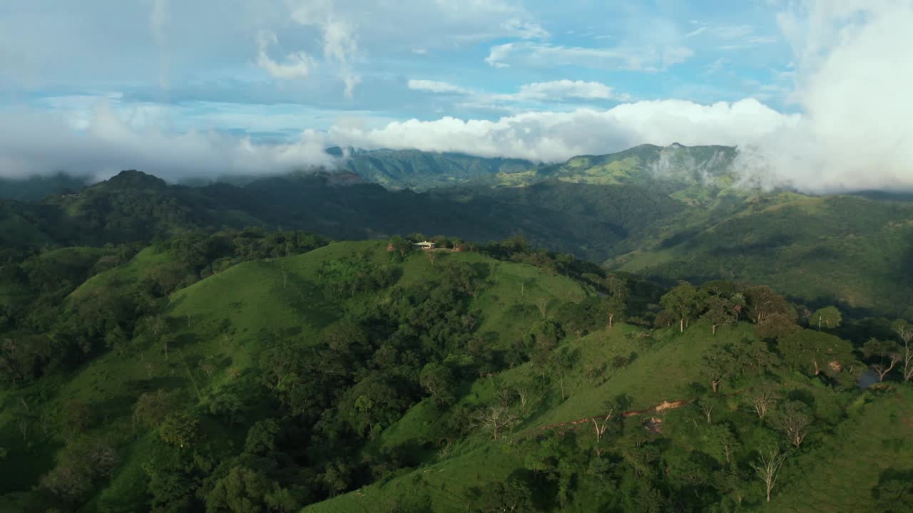 Monteverde国家公园/云雾森林风景优美，在哥斯达黎加，有郁郁葱葱、充满活力的绿色热带雨林山丘。热带雨林是淡水和清洁空气的重要来源。无人机鸟瞰4K超高清。视频素材