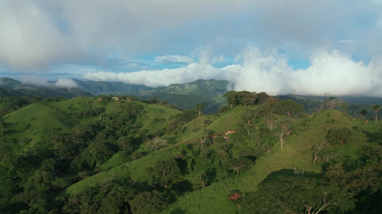 Monteverde国家公园/云雾森林风景优美，在哥斯达黎加，有郁郁葱葱、充满活力的绿色热带雨林山丘。热带雨林是淡水和清洁空气的重要来源。无人机鸟瞰4K超高清。视频素材