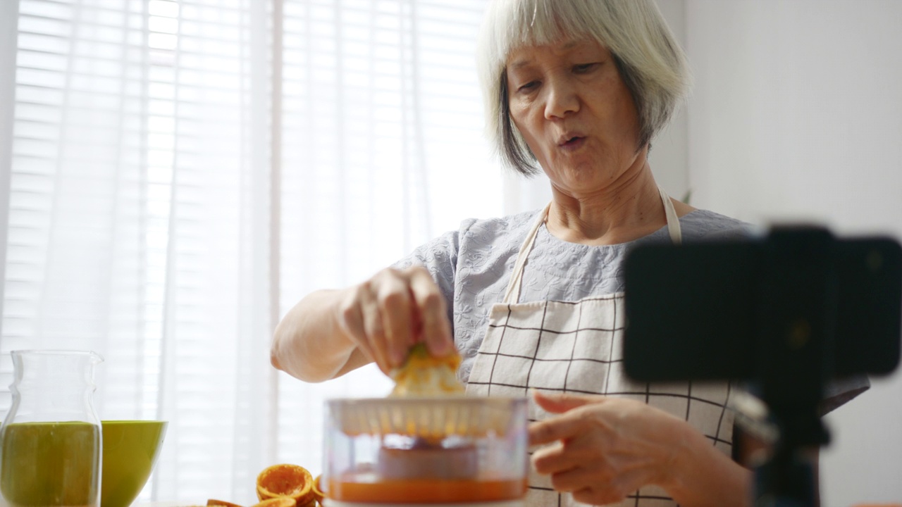 年轻女子在家制作新鲜的橙汁视频素材