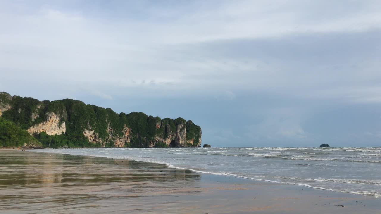 彩色的戏剧性的天空，阳光与云彩天的背景在海滩，大海视频素材