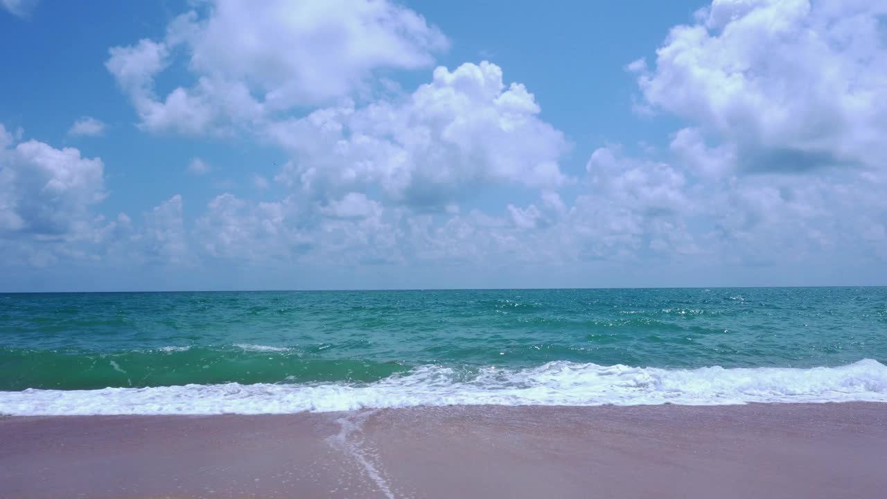 彩色的戏剧性的天空，阳光与云彩天背景在海滩，大海，视频素材