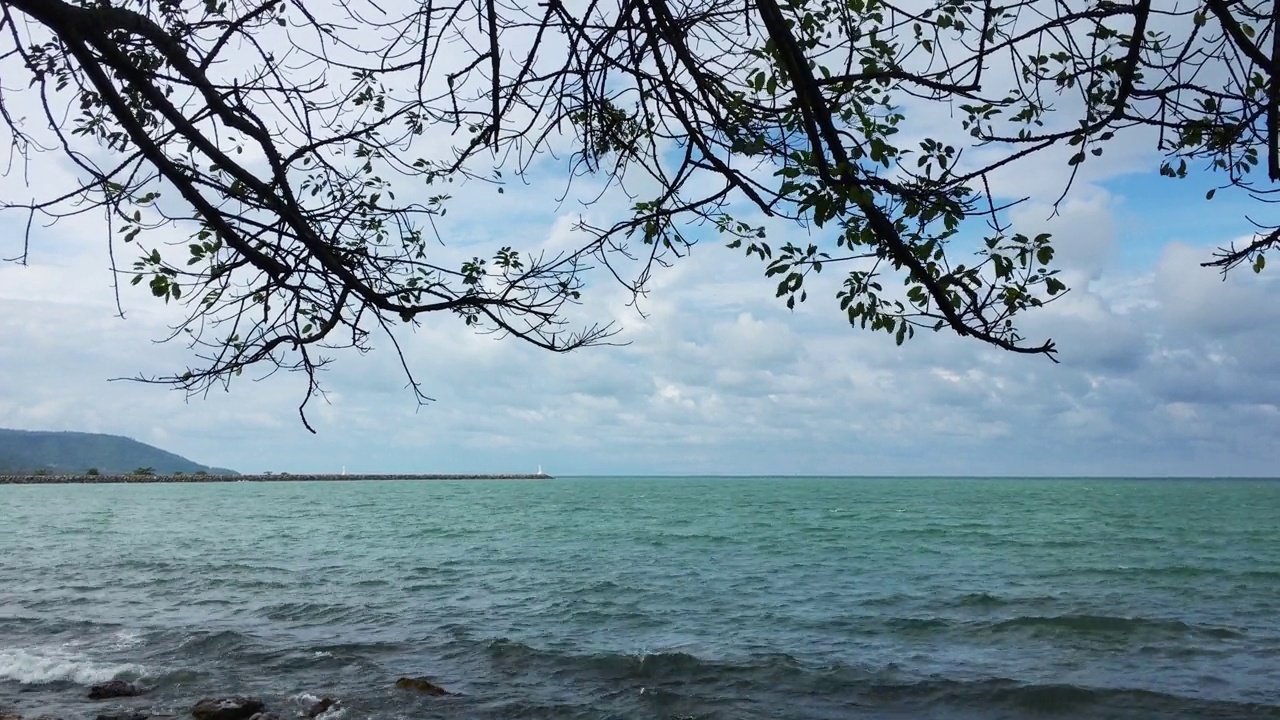 彩色的戏剧性的天空，阳光与云彩天背景在海滩，大海，视频素材