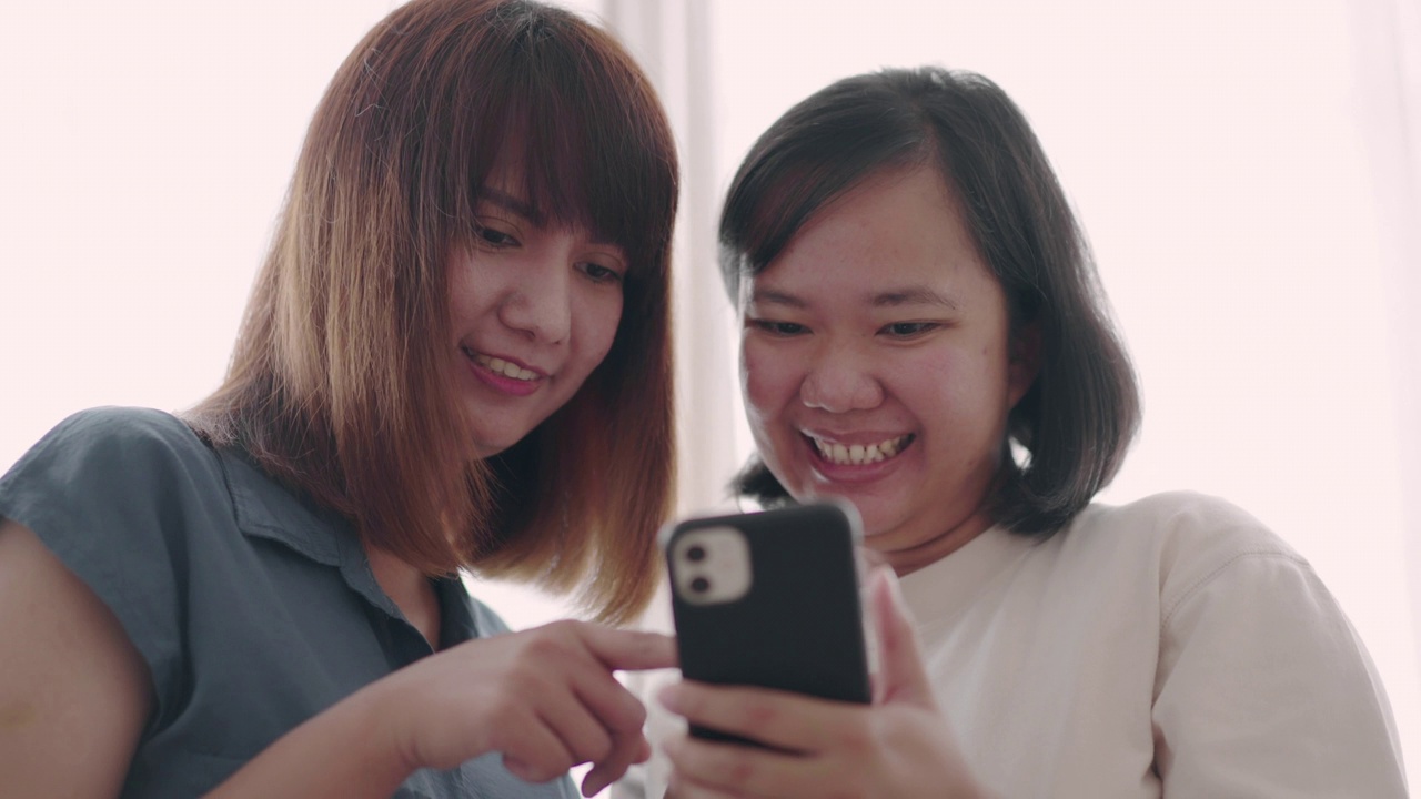 女性朋友与智能手机的快乐时刻视频素材
