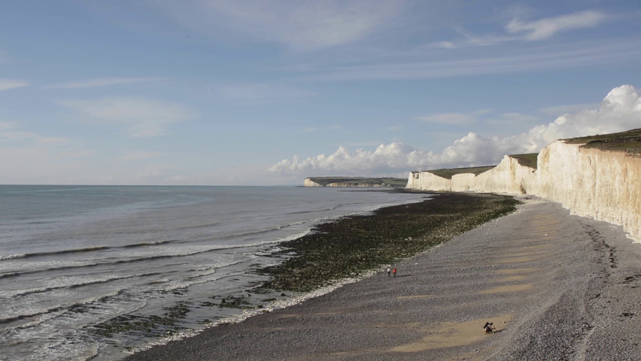 在英国苏塞克斯郡的伯林Gap，海浪拍打着海滩视频下载