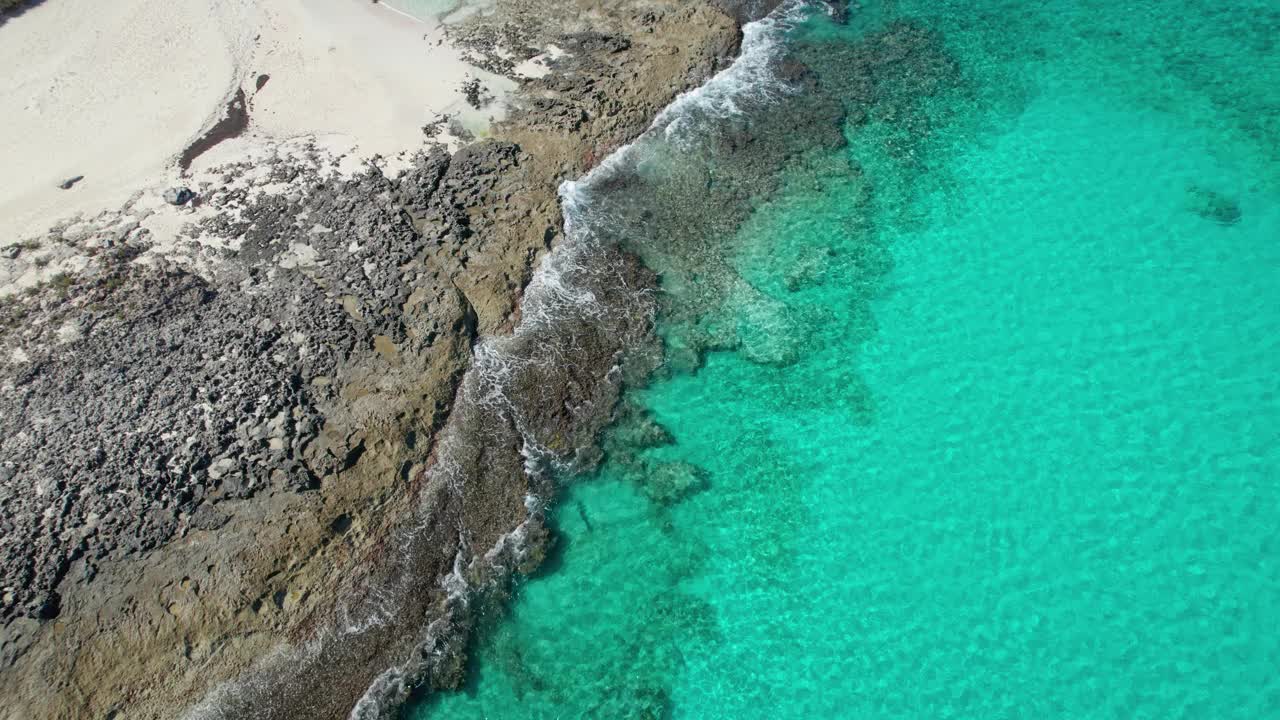 无人机航拍的海岸线与蓝绿色的海浪，Stocking岛，大埃克苏马，巴哈马。视频素材