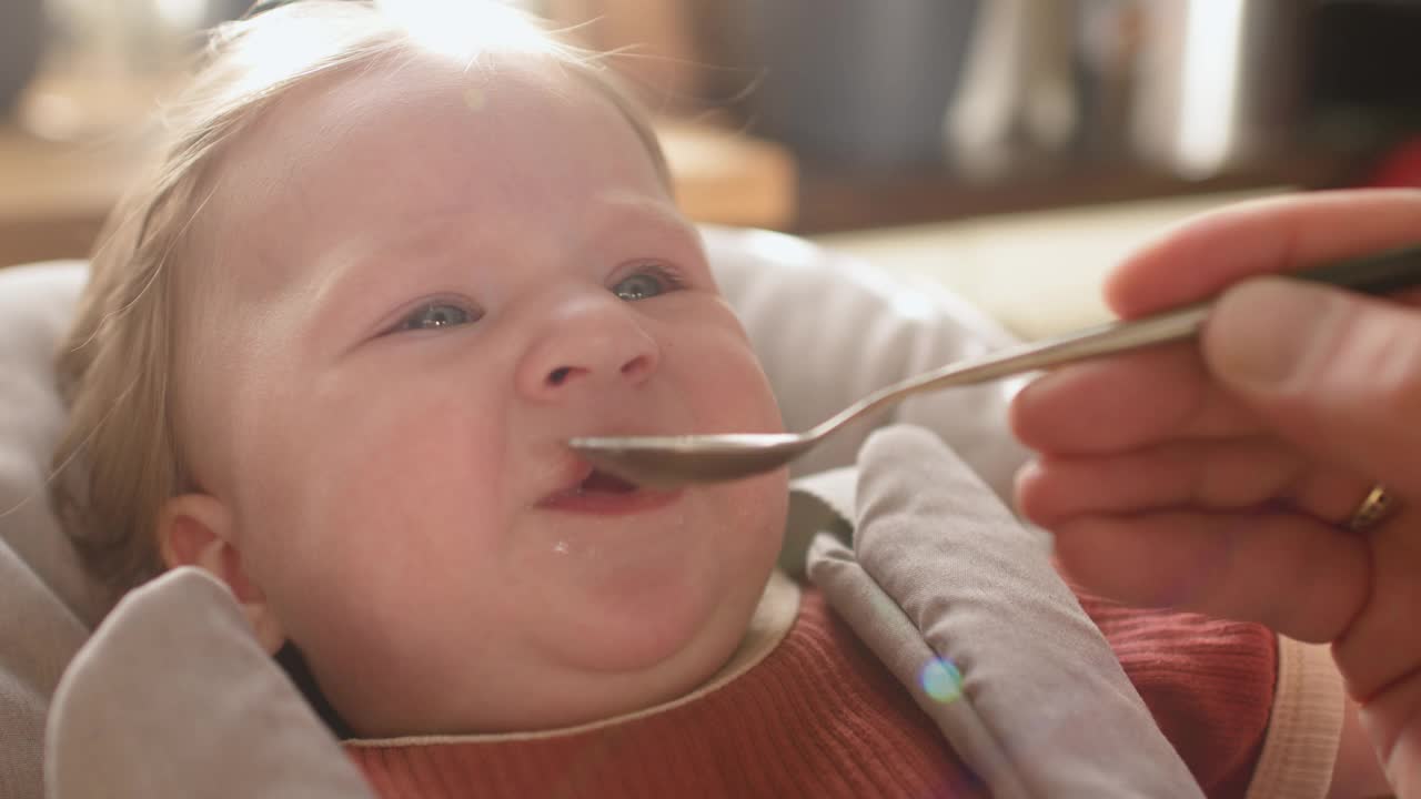 可爱的小女孩第一次吃婴儿食品视频素材