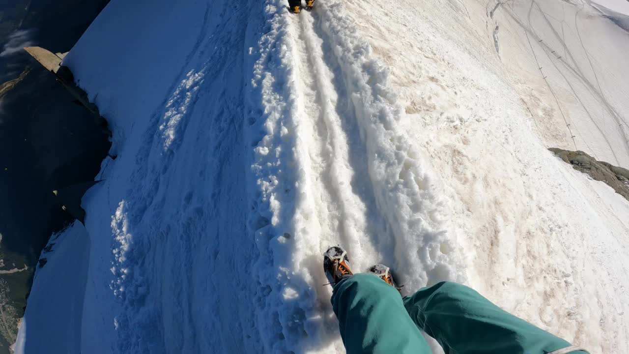 高级登山队正在向欧洲阿尔卑斯山积雪覆盖的山峰进发。使用绳索和攀爬设备视频素材