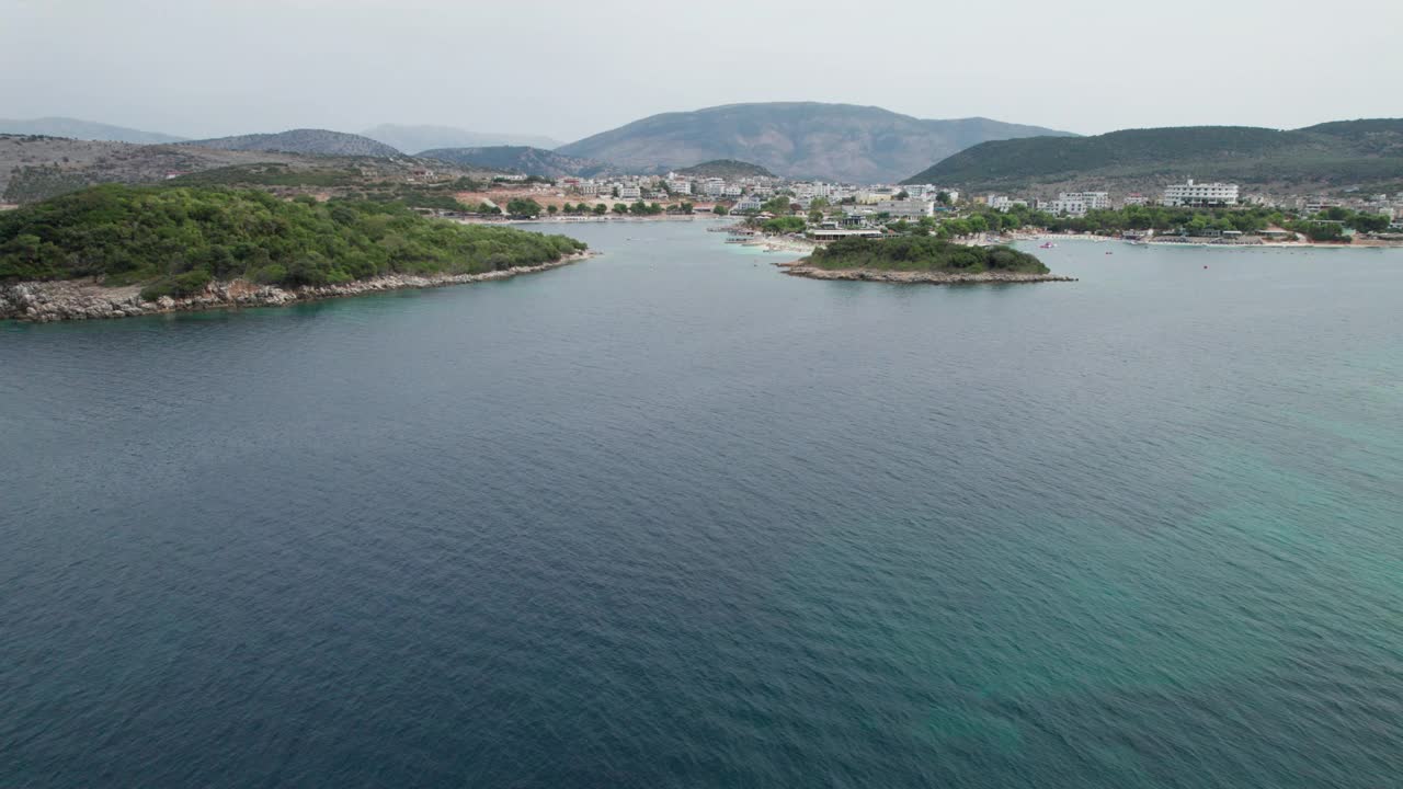 阿尔巴尼亚，Ksamil岛热带海滩的鸟瞰图，碧绿的海水视频素材