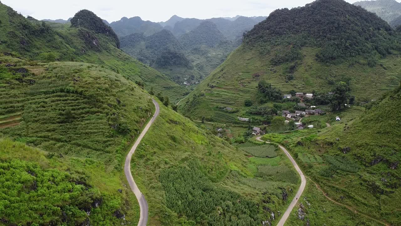 鸟瞰亚洲村的山路弯弯曲曲视频素材