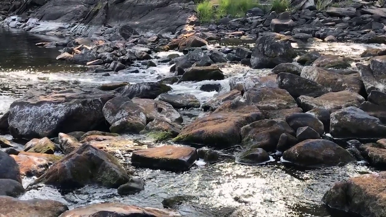 水流过河湾峡谷底部的岩石视频素材