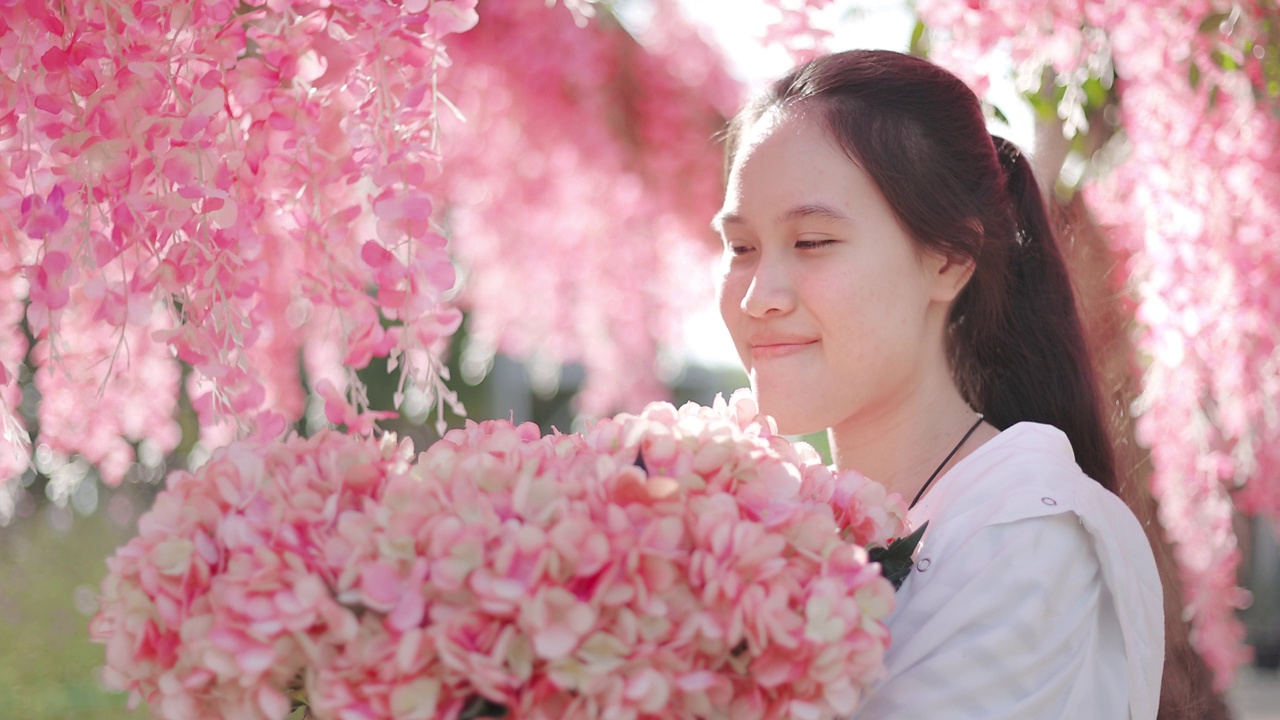 花丛中的少女视频素材